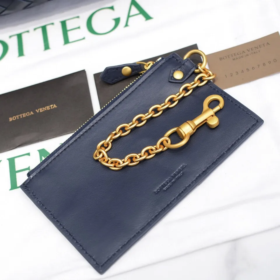 🔥🔥The counterattack of the popular Bottega Veneta started with this series of cloud bags, which went viral in the fashion circle and started a craze! Out of stock, out of stock, out of stock... One piece is hard to find, super hard to buy, regardless of age, season, or occasion. Very classy. Really, if you carry this on the road, it will turn heads! This is also the reason why this series is so expensive. Large size: 38*20*8.5cm [Big Cloud Weave] Black